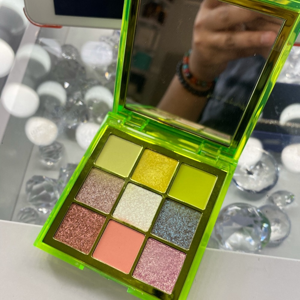 Huda Neon Green Palette